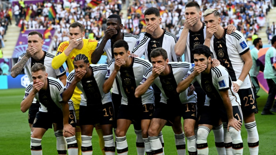 Mondial - Les Allemands se couvrent ostensiblement la bouche sur la photo d'avant-match