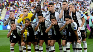 Mondial - Les Allemands se couvrent ostensiblement la bouche sur la photo d'avant-match