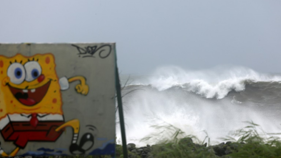 Un navire s'échoue à La Réunion, toujours balayée par le cyclone Batsirai
