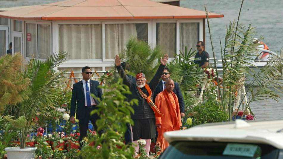 Inde: le Premier ministre Modi effectue un bain rituel lors de la Kumbh Mela