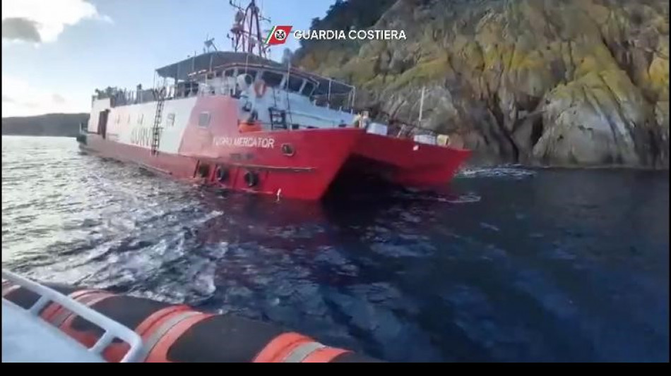 Nave di 42 metri si incaglia all'Elba, salvati in 11