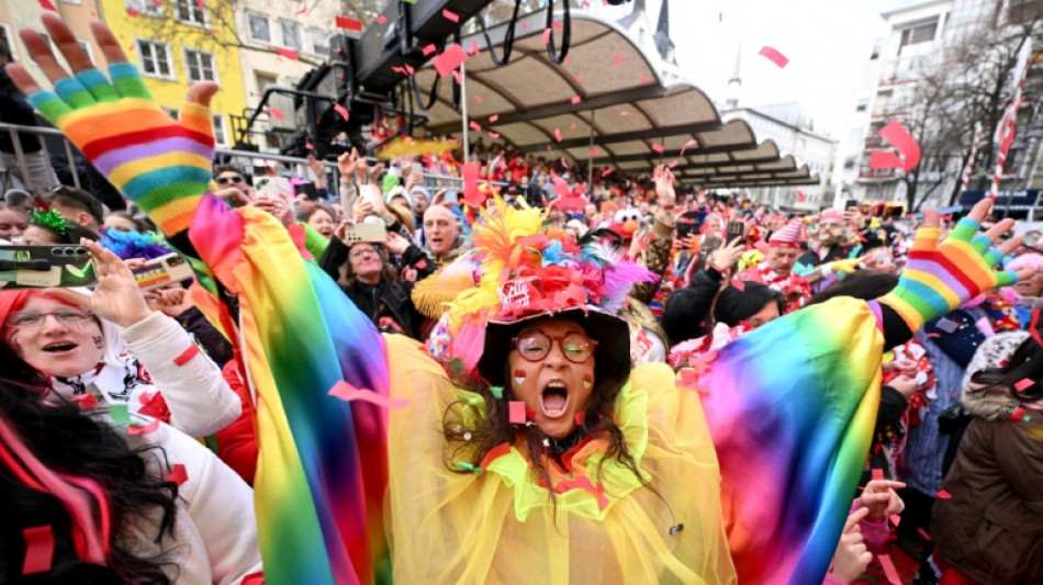 Premiere in Düsseldorf: Mottowagen für Rosenmontagszug erstmals vorab präsentiert