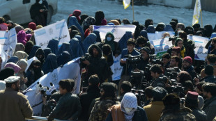 Un centenar de mujeres con velo se manifiesta en apoyo a los talibanes en Kabul