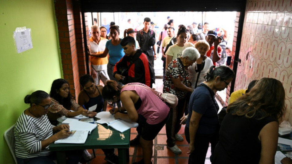 En bastión chavista, voluntarios prestan sus casas para primaria opositora