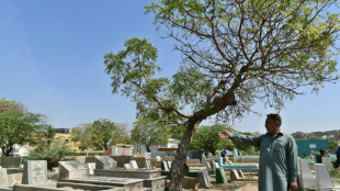 Pakistan: les morts ne reposent jamais en paix dans les cimetières engorgés de Karachi