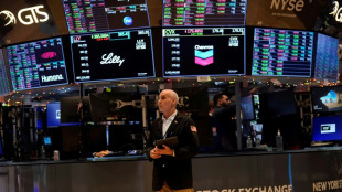 Wall Street termina con leve alza una jornada movida