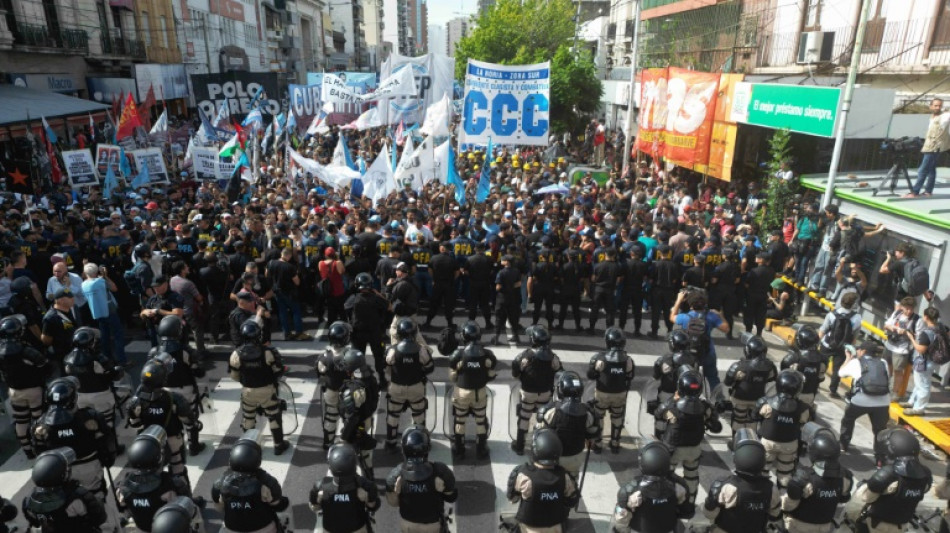 Policía reprime protestas de organizaciones sociales contra ajuste de Milei en Argentina