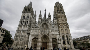 Feuer am Spitzturm der gotischen Kathedrale im französischen Rouen 