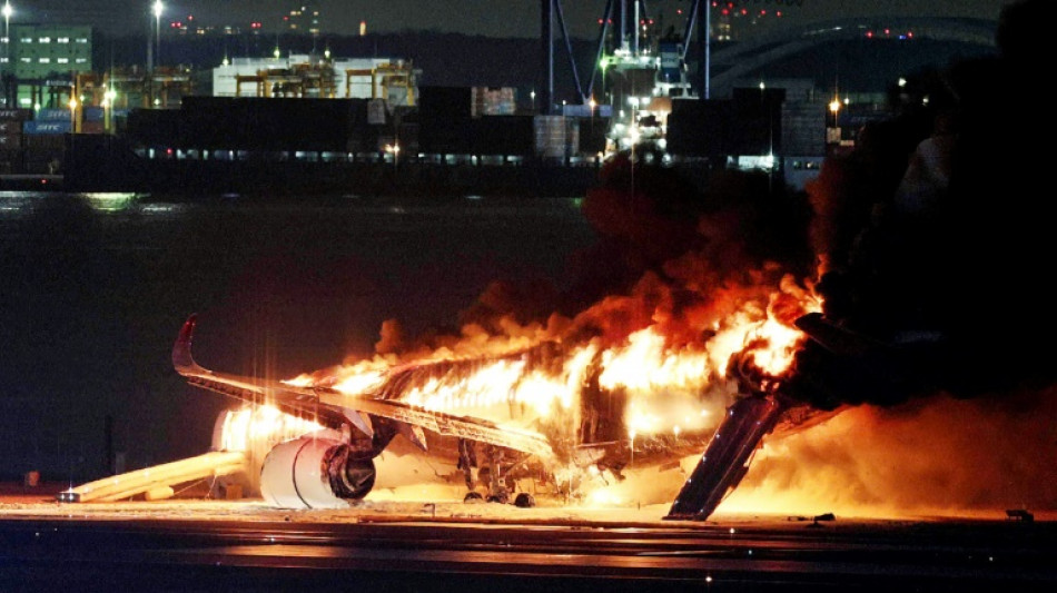 Fünf Tote bei spektakulärem Unglück auf Tokioter Flughafen - Maschine brennt aus