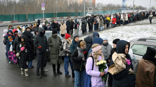 Más de un millar de personas ante la tumba del opositor Navalni en Rusia por aniversario de su muerte