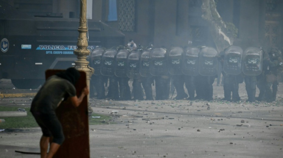 Al menos 20 heridos y más de 100 detenidos tras enfrentamientos con policía en manifestación en Argentina