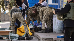 Al menos 35 civiles muertos en bombardeo de estación de tren en el este de Ucrania