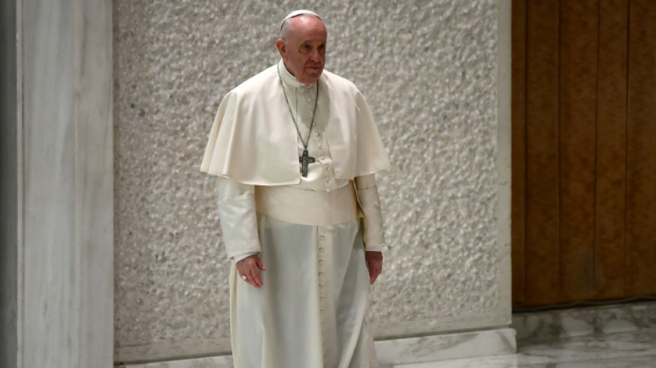 El papa sufre una inflamación en la rodilla que le impide pasear entre los fieles