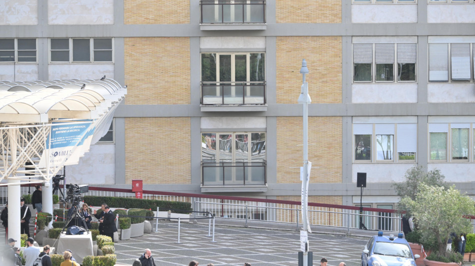 Piazzale del Gemelli gremito in attesa del saluto del Papa