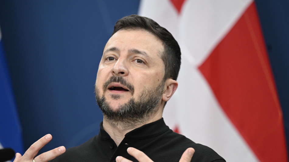 Zelensky, 'grazie Biden per uso armi Usa, sostegno vitale'