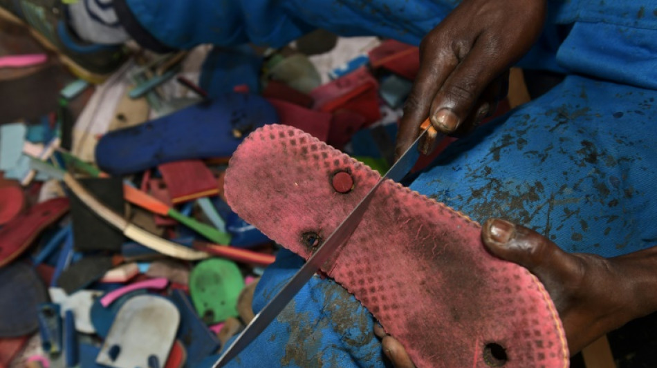 Chancletas abandonadas en las playas se convierten en arte en Kenia