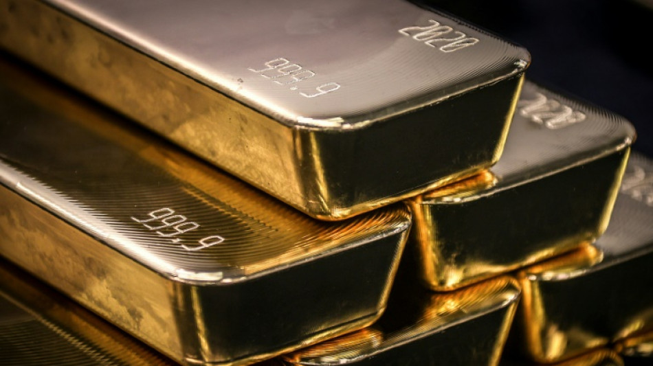 Gold hits record high, oil prices slide 