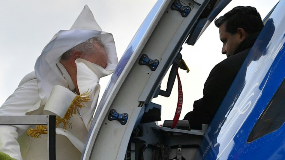 Papst Franziskus besteigt Flugzeug nach Malta mit Behindertenlift