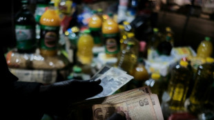 En Zimbabue hacen compras nocturnas en la calle para huir de la hiperinflación