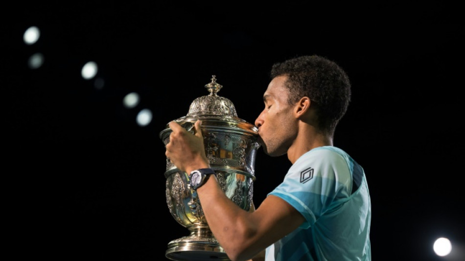 Auger-Aliassime revalida el título en Basilea tras superar a Hurkacz