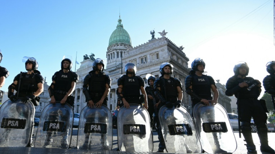 El gobierno de Milei flexibiliza el uso de armas para la policía en Argentina