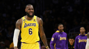 Los Lakers vuelven a playoffs con un caótico triunfo ante Minnesota