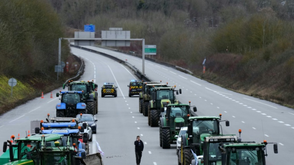 Governo francês faz concessões, mas sindicato agropecuário mantém protestos