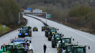 Los agricultores empiezan a cercar París antes de anuncios del gobierno francés