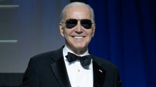 Biden se ríe con chistes sobre su edad en la cena de corresponsales de la Casa Blanca