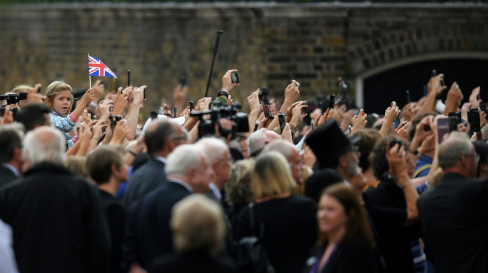 "God save the King": la muchedumbre aclama a Carlos III, recién proclamado rey