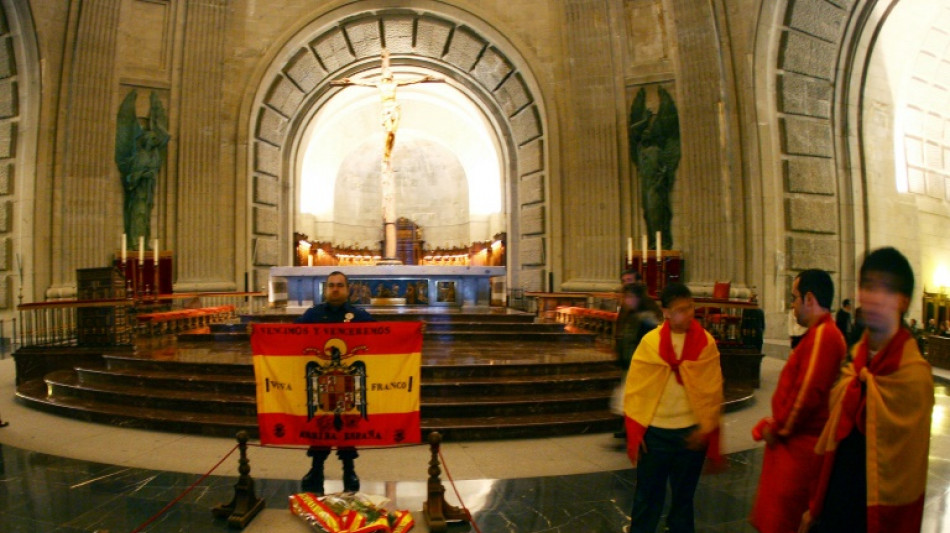 El líder del fascismo español exhumado de su lugar de honor en el mausoleo de Franco