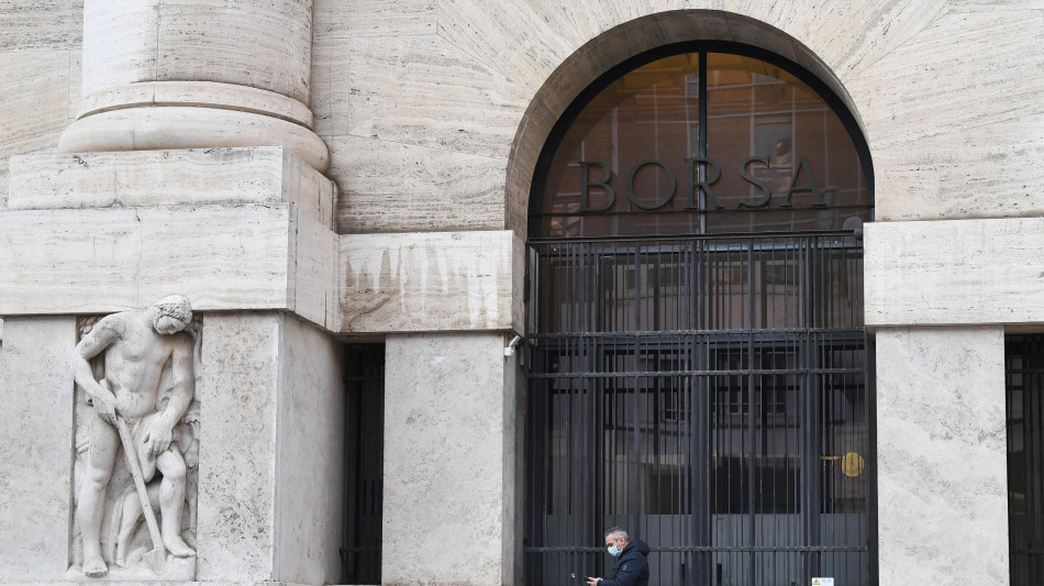 Borsa: Milano peggiora (-0,9%), pesano Mps, Iveco e Campari