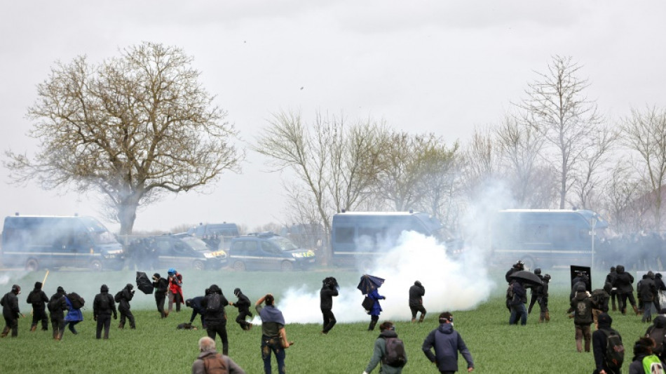 Batalla campal en poblado francés contra los embalses agrícolas