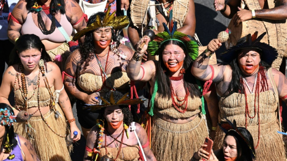 Miles de mujeres indígenas marchan en Brasilia contra límites sobre sus tierras