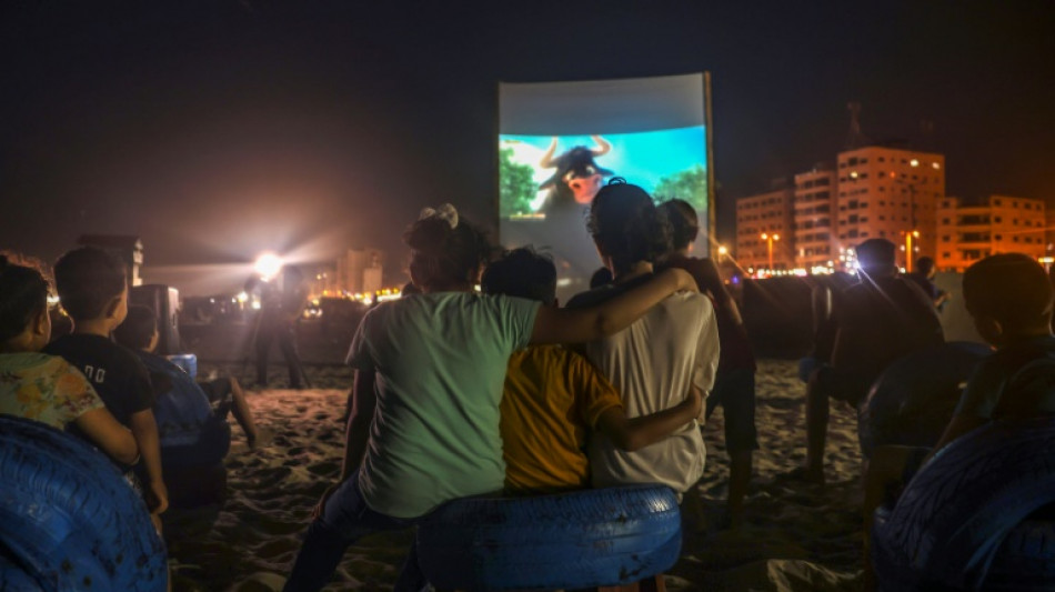 Cine a cielo abierto ofrece a habitantes de Gaza un soplo de aire fresco frente al mar