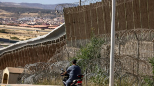 Un migrante consigue entrar en parapente al enclave español de Melilla