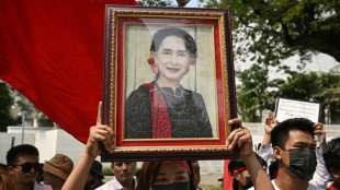 La líder opositora birmana Suu Kyi es transferida a arresto domiciliario